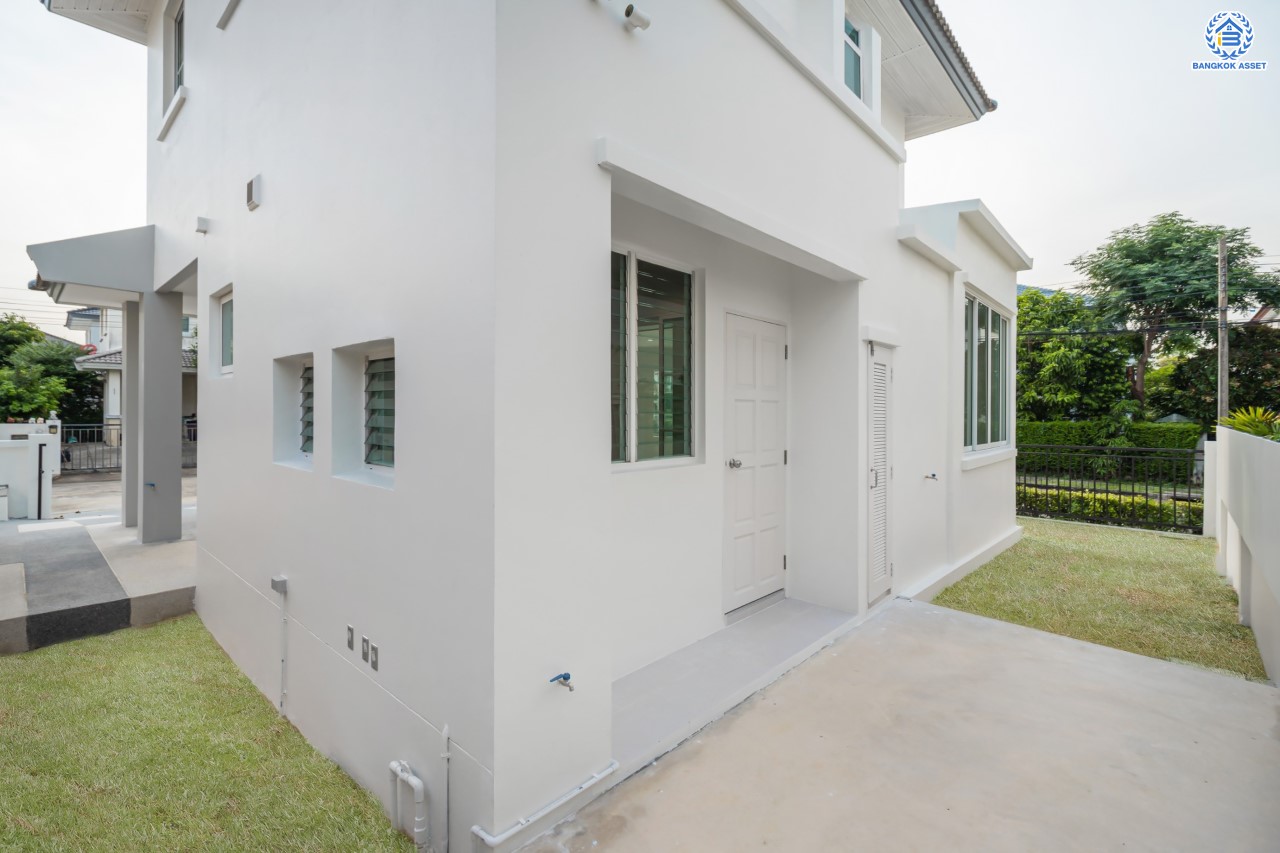 บ้านมือสองตกแต่งใหม่ ม.มัณฑนา นครอินทร์-พระราม5 หลังมุม เนื้อที่กว่า 57 ตร.ว. ฟังก์ชันจัดเต็ม 3 ห้องนอน 2 ห้องน้ำ จอดรถได้ 1 คัน พร้อม Living Room รองรับทุกความสุข ทำเลเดินทางสะดวก ใกล้ทางด่วน "ศรีรัช" และรถไฟฟ้า "สถานีบางรักใหญ่"